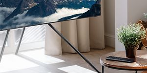 QLED TV på ben