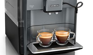 Två kaffefyllda espressokoppar på en Siemens kaffemaskin EQ. 6 Plus S100