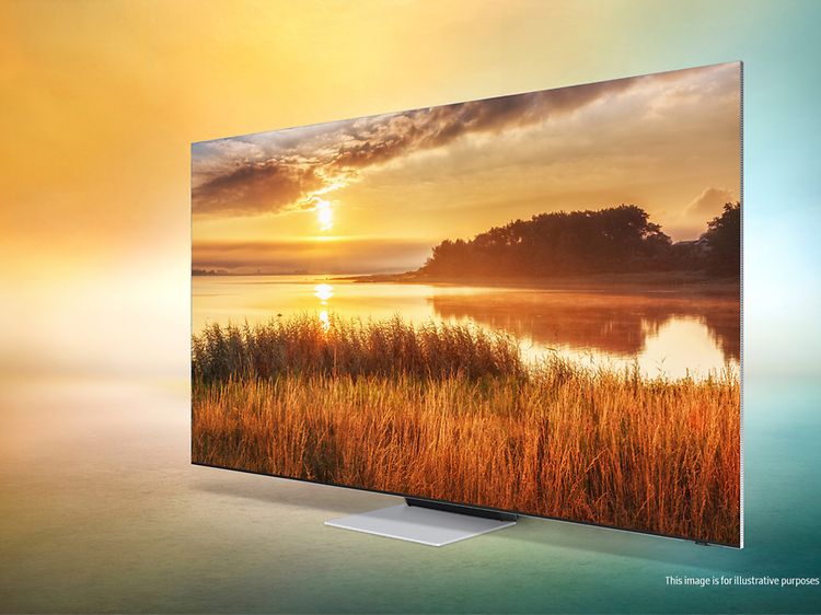 Samsung-QN900B TV-skärm med fin natur med vatten, skog och solsken