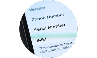 Mobilförsäkring: Telefon med IMEI-nummer på skärmen.