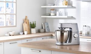 Kenwood Chef XL Elite köksmaskin i ett kök på en köksö