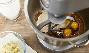 Kenwood Chef XL Elite köksmaskin sett från ovan som blandar ingredienser