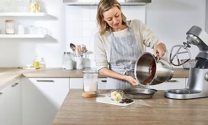 En kvinna i köket som bakar med en Kenwood Chef XL Elite köksmaskin