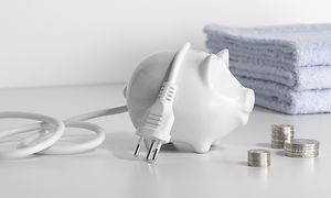 MDA-Miele-Twindos-Spargris tillsammans med en elsladd, mynt och handdukar
