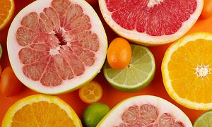 Skivade citrusfrukter med olika färger sett ovanifrån