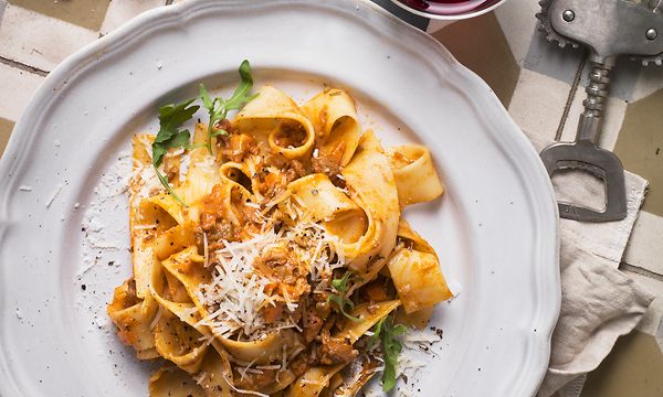 Hemmagjord pasta bolognese på en tallrik