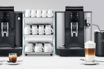 Två Jura Professional kaffemaskiner och koppar för servering
