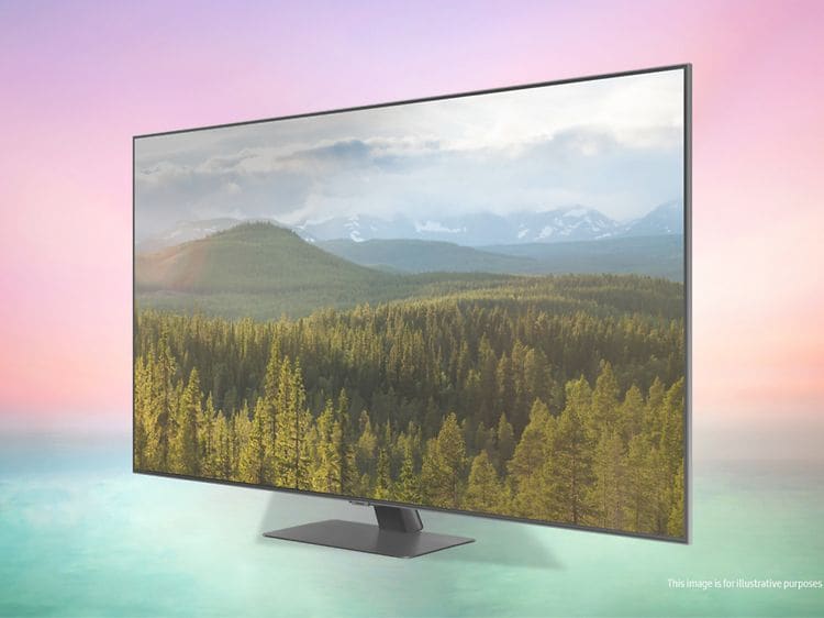 Samsung-TV-Q80B-skärm med skog och höga fjäll