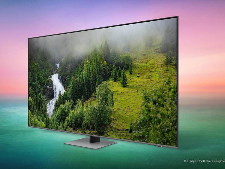 Samsung-TV-Q77B-skärm med skog med dimma längs trädtopparna och vattenfall sett uppifrån
