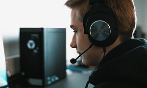 Endretta som spelar på en dator
