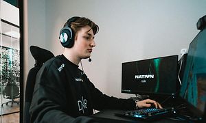 Nyhrox spelar på en dator