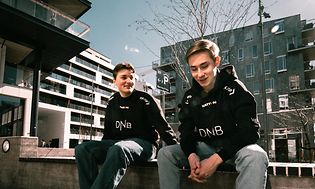 Nyhrox och Endretta sitter på en bänk utomhus i Oslo