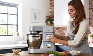 Kvinna trycker på pekskärmen på en Kenwood Cooking Chef XL köksmaskin