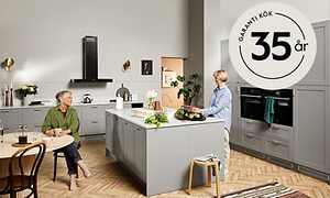 Två kvinnor i ett Epoq kök och en 35 års garanti-logo