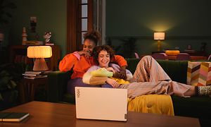 Ett par i en soffa som tittar på en film