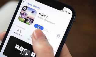 Person installerar Roblox från App Store