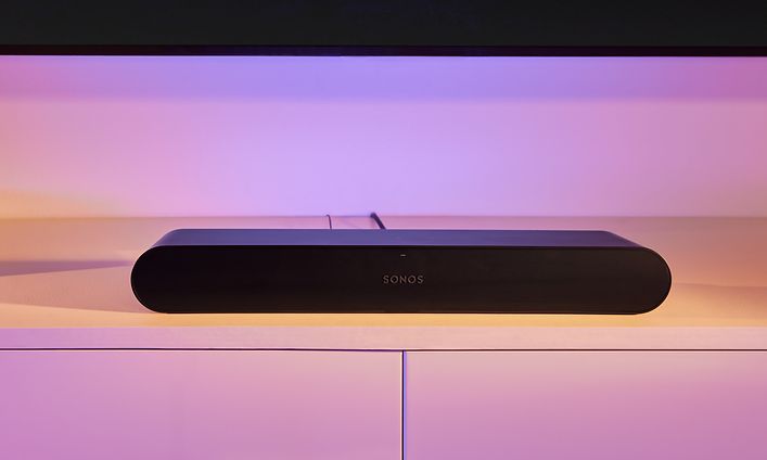 Svart Ray soundbar under TV