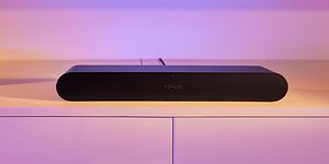 Svart Ray soundbar under TV