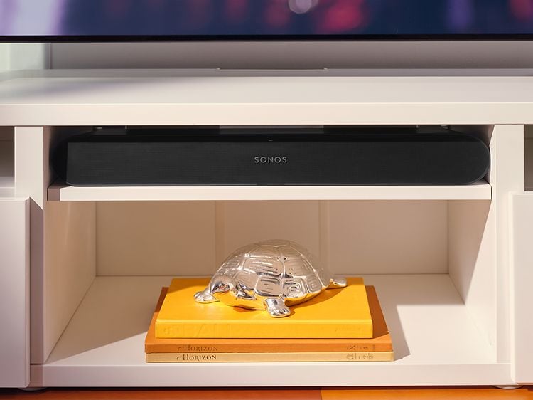 Sonos-Ray soundbar integrerad i TV-hylla