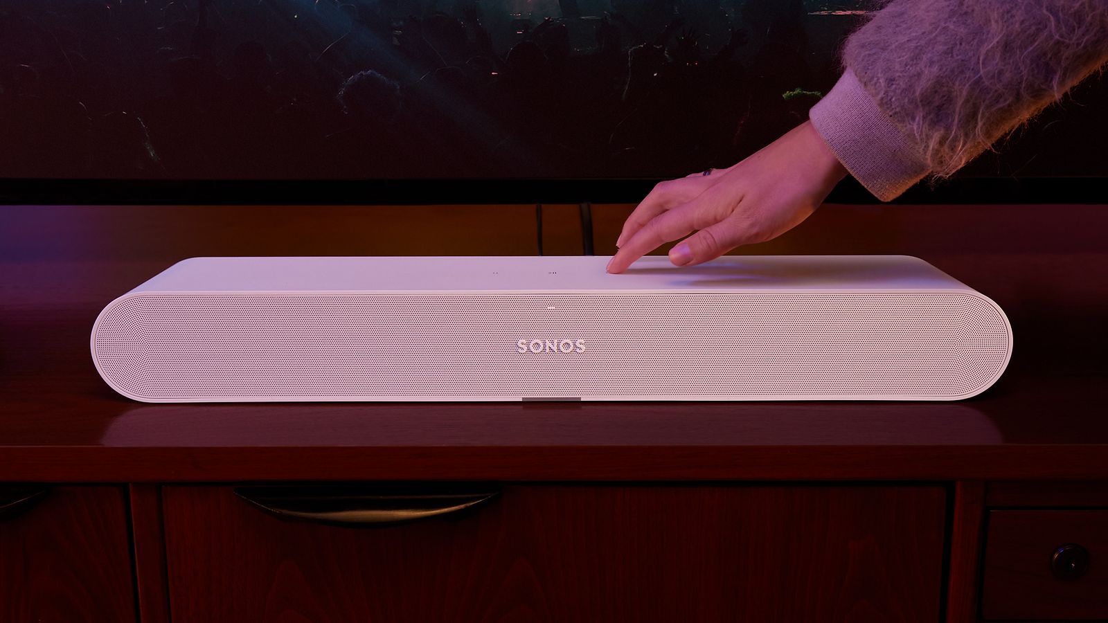 Sonos-hand som trycker på vit Ray soundbar