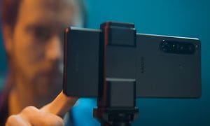 Sony Xperia 1 IV på en mobilhållare och en person som filmar
