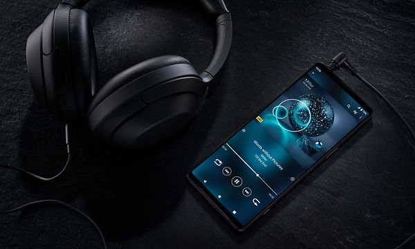 Sony Xperia 1 IV och hörlurar