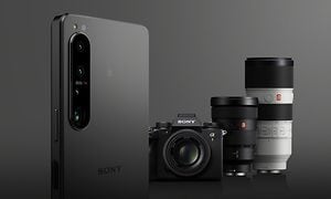 Sony Xperia 1 IV och Alpha-kameror och objektiv i bakgrunden