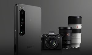 Sony Xperia 1 IV och Alpha-kameror och objektiv i bakgrunden