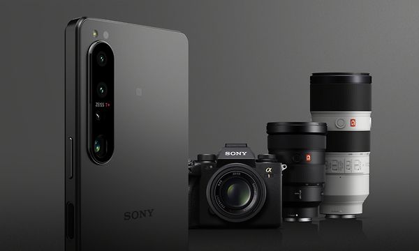 Sony Xperia 1 IV och Alpha-kameror och objektiv i bakgrunden