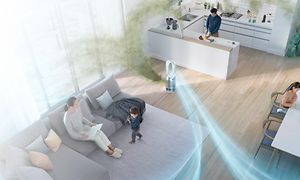 Illustration av en Dyson air purifier som tar in bakteriefylld luft och gör om den till ren luft i ett vardagsrum med en familj