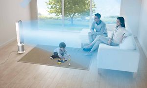 En Pure Cool Tower PP00 sprider ren blå luft mot en familj som sitter i en soffa med ett barn som leker på golvet