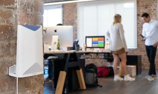 Netgear Orbi på en vägg på ett kontor