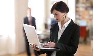 Kvinna som håller en bärbar dator