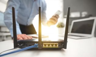 En man bakom en router