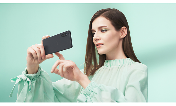 Kvinna som rör vid Xperia 10