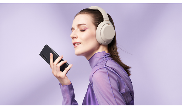 Kvinna med hörlurar och Xperia 10