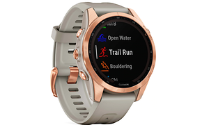 Produktbild av grå/rosé Garmin Fenix 7S med olika träningsmenyer som visas på skärmen