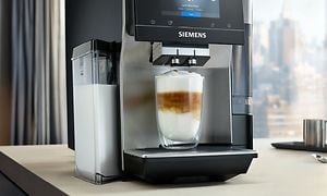 Siemens EQ700 och en kopp kaffedryck