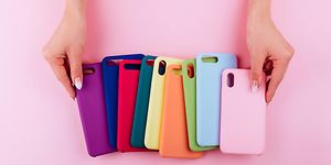 Telefonskal på rosa bakgrund