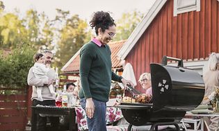 Cross category Summer- Woman standinf beside the barbecue-min