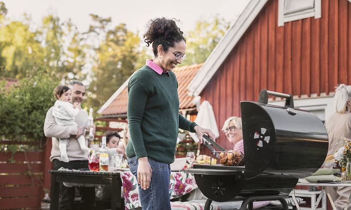 Cross category Summer- Woman standinf beside the barbecue-min