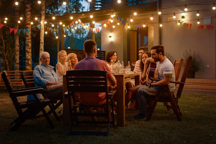  Family dinner outside