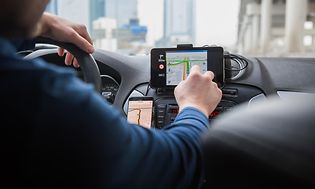 Man som använder GPS i en bil
