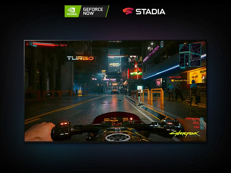 Spel där man ser en mörk gata och händer som håller ett motorcykelstyre samt vita loggor för spelet och Stadia överst