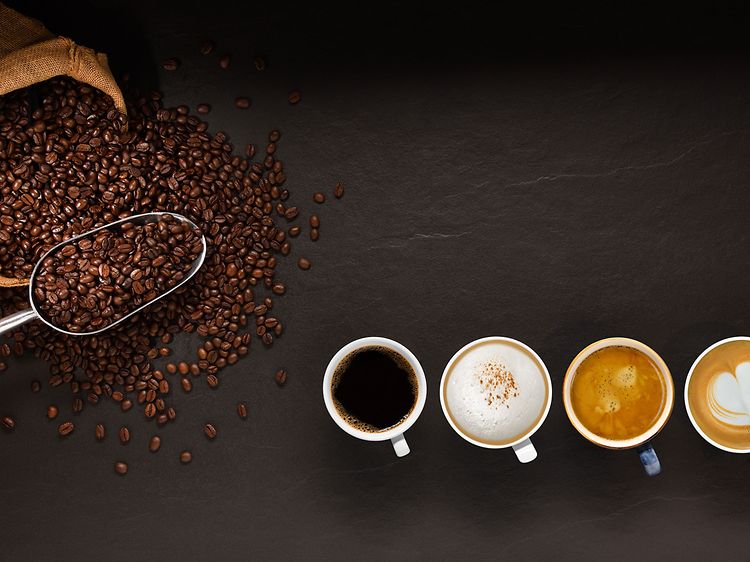 Köpguide för kaffebryggare: Kaffebönor och kaffekoppar.