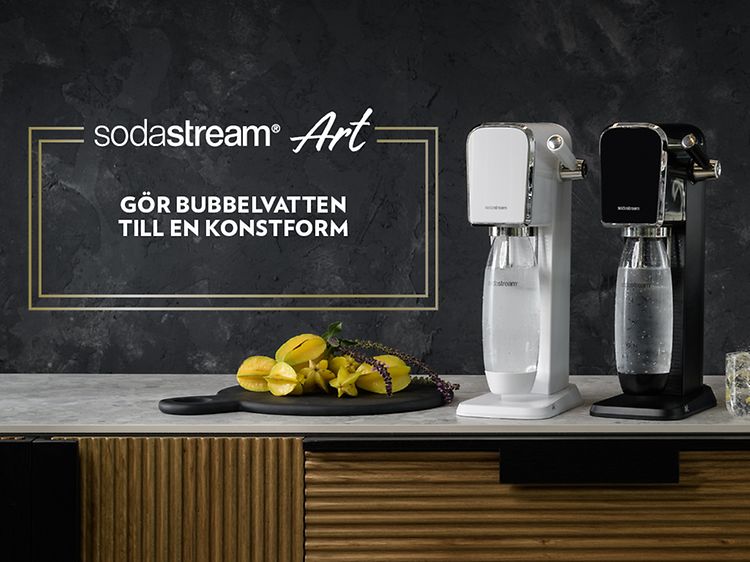 Två Sodastreams på en köksbänk och svensk text