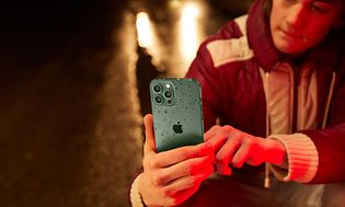 En tonåring fotograferar med iPhone 13 Pro Max