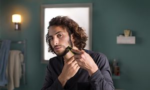 Man som rakar sitt skägg med Philips OneBlade