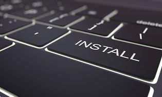 Närbild av en tangent på ett tangentbord där det står "install"