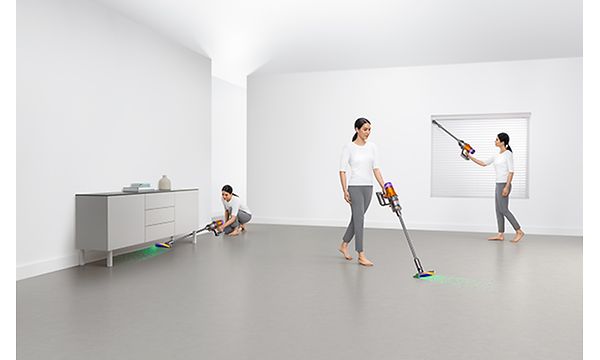 Samma kvinna, tre gånger, som städar ett rum med en Dyson V12 Slim i olika positioner